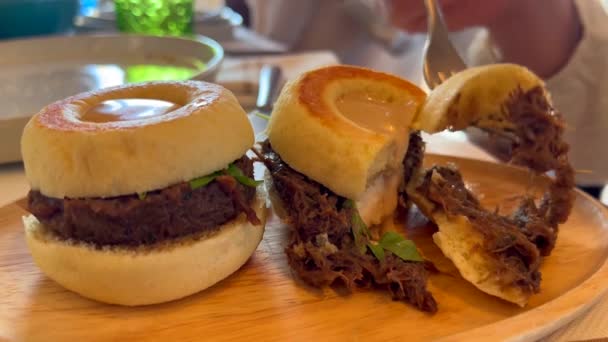 Comer Bollos Brioche Tradicionales Españoles Con Entrante Rabo Buey Restaurante — Vídeo de stock