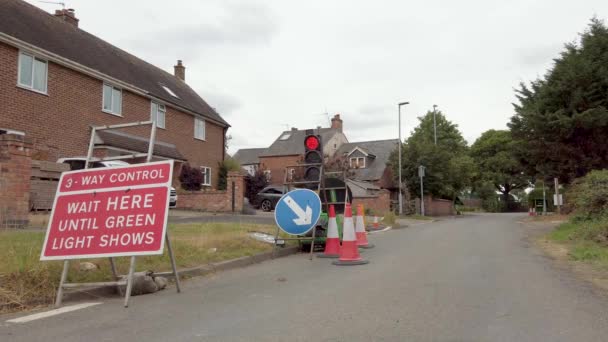 英国乡间道路上阻碍交通的道路工程 — 图库视频影像