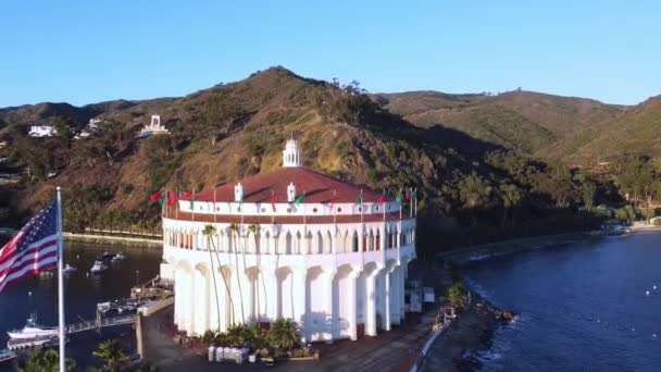 Drone Wolno Latać Blisko Catalina Casino Amerykańską Flagą Wiszącą Pierwszym — Wideo stockowe