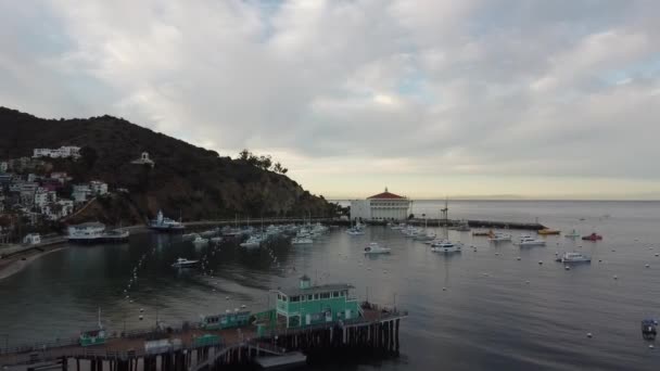Drone Wycofuje Się Portu Avalon Ujawniając Catalina Kasyno Tle Molo — Wideo stockowe