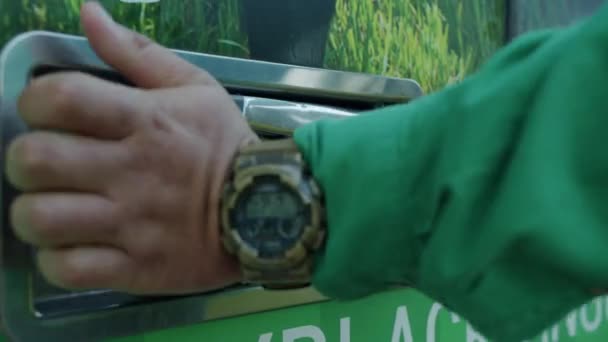 Close Van Mannelijke Hand Beveiligen Vergrendelen Vergrendeling Groene Vrachtwagen Deur — Stockvideo