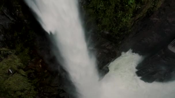上からの眺めディアブロ滝とエクアドルのバノス アグア サンタ近くの展望台 空中ドローン — ストック動画