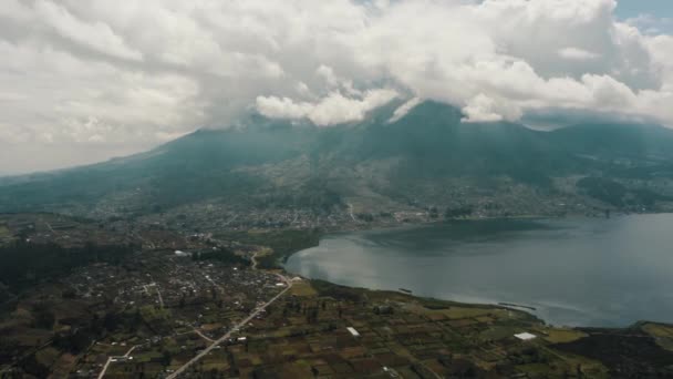 厄瓜多尔Otavalo市因巴布拉火山山脚下有肥沃土地的圣巴勃罗村 空中泛右方 — 图库视频影像