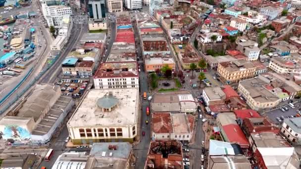 チリのバルパライソの港エリアにあるエコーレン広場と古い建物の空中写真 — ストック動画
