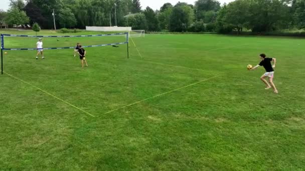 Teenage Boy Jump Dient Freunden Die Sich Sammeln Outdoor Rasenvolleyball — Stockvideo
