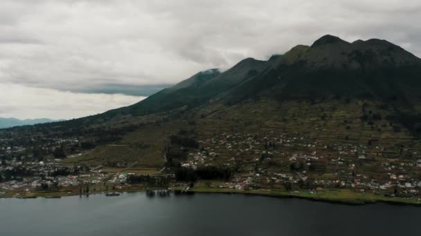 Идиллическая Деревня Сан Пабло Дель Лаго Фоне Вулкана Имбабура Эквадоре — стоковое видео