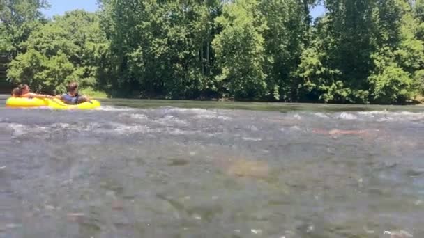 Eine Statische Aufnahme Zeigt Ein Paar Das Sommer Schläuchen Flussabwärts — Stockvideo