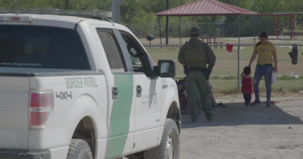 Border Patrol Agent Supervises Recently Detained Migrants Who Crossed Mexico — Stock Video
