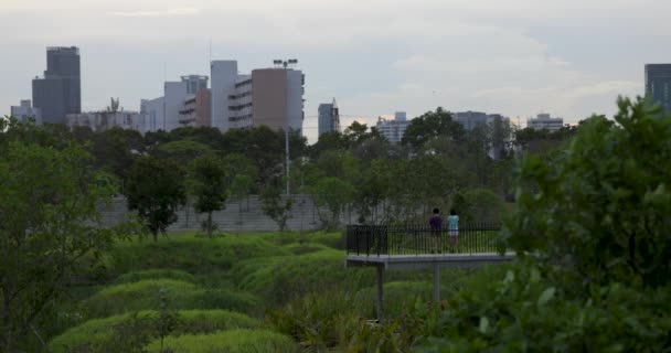 Turistas Femeninas Tomando Selfies Una Plataforma Observación Parque Benjakitti Parque — Vídeos de Stock