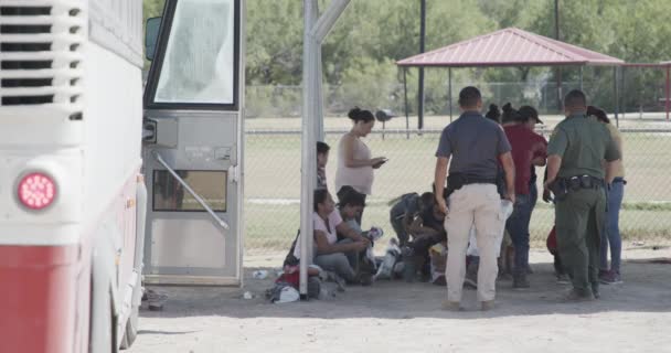 Border Patrol Agent Dhs Contractor Supervise Recently Detained Migrants Who — Stock Video