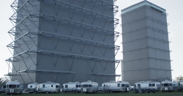 Los Campistas Airstream Organizan Césped Junto Una Bahía Construcción Instalación — Vídeos de Stock