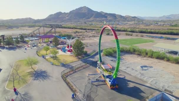 Bergbasis Bij Amusement Park — Stockvideo