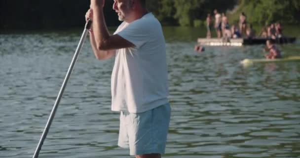 Paddleboarding Een Oudere Man Een Paddleboard — Stockvideo