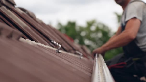 Fechar Trilhos Inserção Trabalhador Para Instalação Painel Solar Estática Dia — Vídeo de Stock