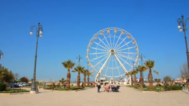 Panorama Cesenatico Main Square Ferris Wheel Moving Blue Sky Sunny – stockvideo