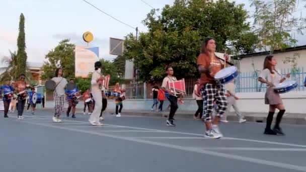 Una Banda Tamburi Persone Marcia Durante Celebrazione Pride 2022 Lgbtqi — Video Stock