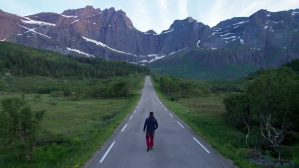 Close Forwarding Tiro Jovem Caminhando Uma Estrada Vazia Ilha Lofoten — Vídeo de Stock