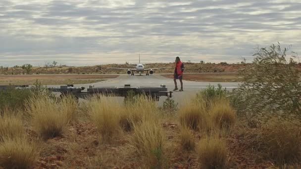 Tripulação Terra Aeroporto Outback Prepare Para Chegada Uma Aeronave Taxiing — Vídeo de Stock