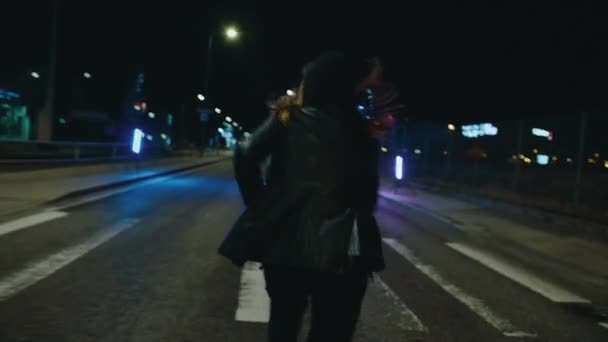 Жінка Капюшоном Переслідувала Вулицю Вночі Повільний Рух Розкриває — стокове відео