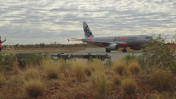 Jetstar Avión Llega Remoto Aeropuerto Ayers Rock Outback Australiano — Vídeo de stock
