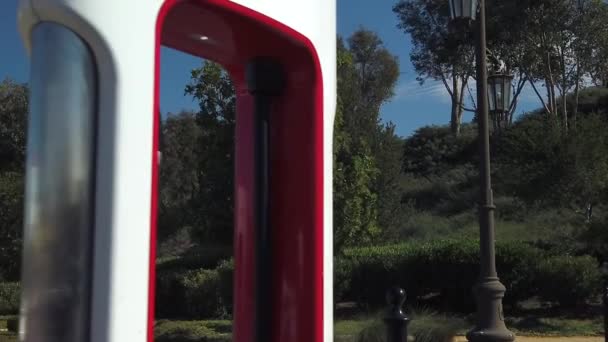 特斯拉增压站配备太阳能充电站 特斯拉汽车的快速收费 — 图库视频影像