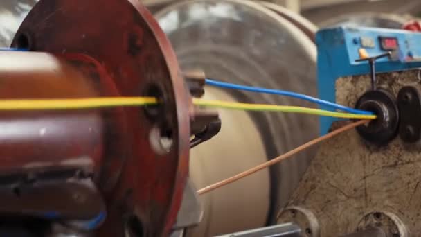 Kablo Fabrikası Yapım Aşamasında Elektrik Kablosunun Bobbin Kutusuna Sarılması Kablolu — Stok video