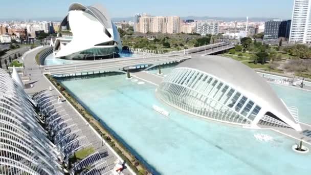 Vista Aérea Drones Edificios Modernos Futuristas Rodeados Agua Limpia Puente — Vídeos de Stock