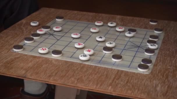 シンガポールで贈賄事件ゲームをプレイする古典的な機械チェスセット将棋 — ストック動画