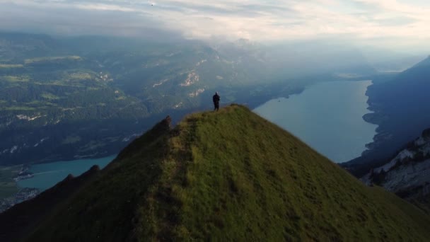 등산가들 알프스 성공적 모험적 등산을 시간에 호수를 바라보며 스위스 산벼랑을 — 비디오