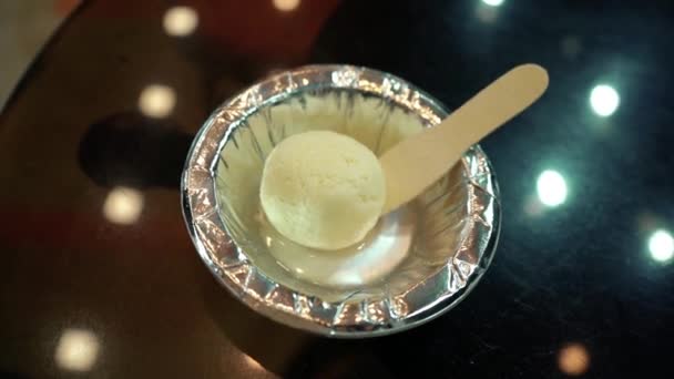 Zdjęcie Czołowe Najsłynniejszych Bengalskich Lub Indyjskich Słodyczy Rasgulla Papierowej Misce — Wideo stockowe