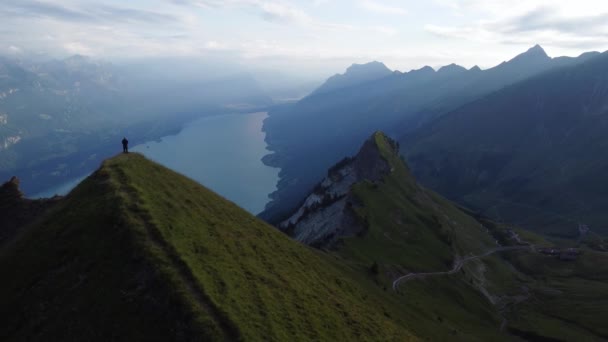 Férfi Áll Idilli Hegyi Táj Kilátással Lenyűgöző Brienz Nagyon Közel — Stock videók