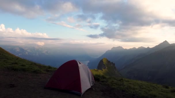 Roterande Utsikt Över Ett Läger Bergskulle Alperna Schweiz Solnedgången Timmar — Stockvideo