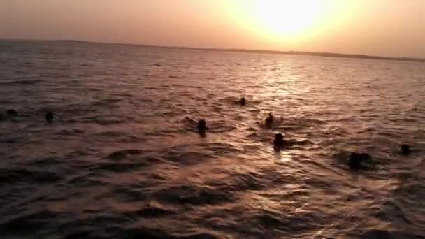 Воздушный Силуэт Вид Мужчин Спасателей Плавающих Тренировок Спасению Наводнений Белуджистане — стоковое видео
