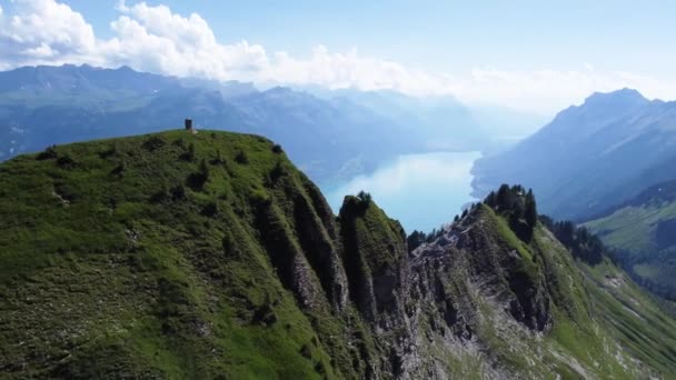 在晴朗的蓝天 空中无人驾驶飞机拍下了瑞士阿尔卑斯山迷人的风景 背景俯瞰了布里恩兹湖 前景是一些壮观的岩石形成 — 图库视频影像