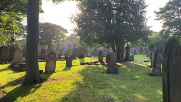 Statische Statief Van Grafstenen Graven Een Begraafplaats Bij Zonsondergang — Stockvideo