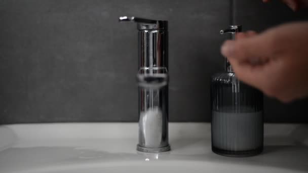 Lavarsi Mani Con Sapone Bel Lavabo Interno Bagno Con Pareti — Video Stock