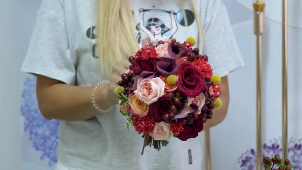 Lány Csinál Csokor Virág Lassított Felvételen — Stock videók