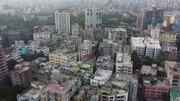 Drohnenschuss Einer Stadt Die Über Gebäuden Fliegt — Stockvideo