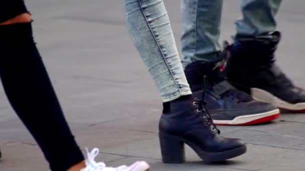 Close Shoot Van Enkele Schoenen Vrouwen Laarzen Lopen Door Het — Stockvideo