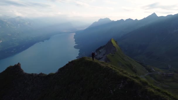 Túrázó Áll Tetején Egy Hegycsúcs Alpok Svájcban Naplemente Kilátás Nyílik — Stock videók