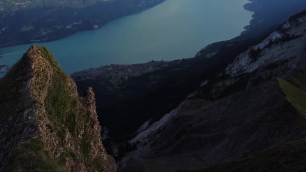 Brienz Svájci Alpok Látképét Szemlélve Egy Hatalmas Szikla Tetején Álló — Stock videók