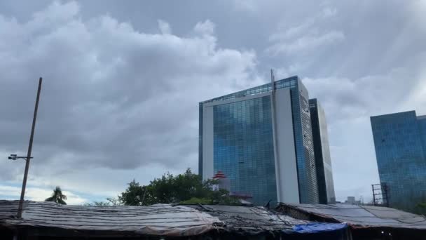 Многонациональное Здание Противопоставляющее Богатых Бедных Расположено Недалеко Трущоб — стоковое видео