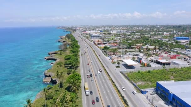 Drone Disparo Vehículos Conducción Autopista Largo Costa Ciudad Santo Domingo — Vídeo de stock