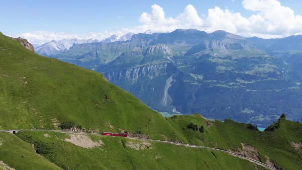 Velho Trem Uma Pista Montanha Suíça Está Descendo Brienzer Rothorn — Vídeo de Stock