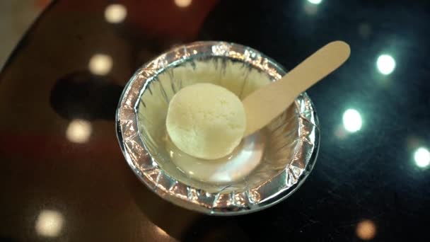 Close Tiro Deserto Famoso Índia Rasgulla Rosogulla Doce Uma Tigela — Vídeo de Stock