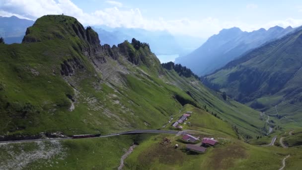 Ett Tåg Spår Mitt Alperna Schweiz Kör Ner Från Brienzer — Stockvideo