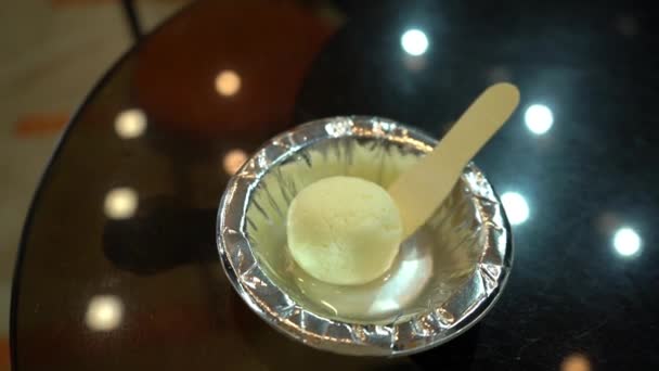 Rasgulla Rosogulla Popular Deleite Deserto Indiano Mostrado Neste Vídeo Com — Vídeo de Stock