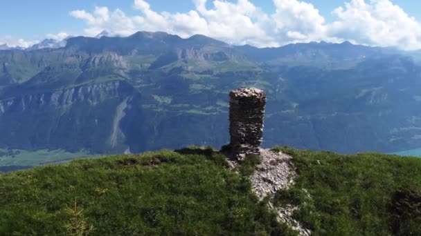 在晴朗的蓝天 一座位于瑞士阿尔卑斯山美丽风景中一座山崖顶上的祈祷雕塑位于布里恩兹湖畔 — 图库视频影像