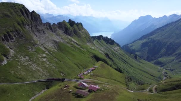 Treno Rotaia Mezzo Alle Montagne Della Svizzera Che Scende Brienz — Video Stock