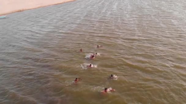 Αεροφωτογραφία Των Ανδρών Διασώστες Που Κολυμπούν Για Την Εκπαίδευση Διάσωσης — Αρχείο Βίντεο